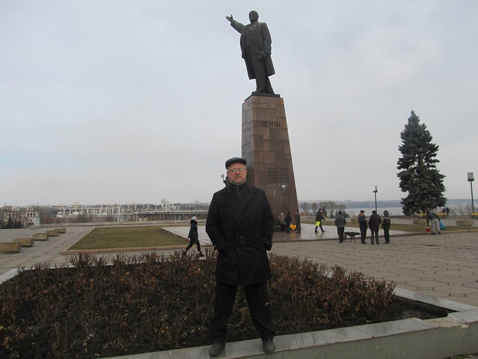 21 Ленин в Запорожье следы краски на нем