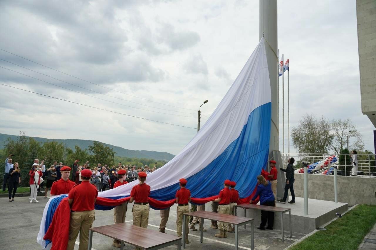 В Самаре подняли флаг России на высоту 56 метров  - фото 1