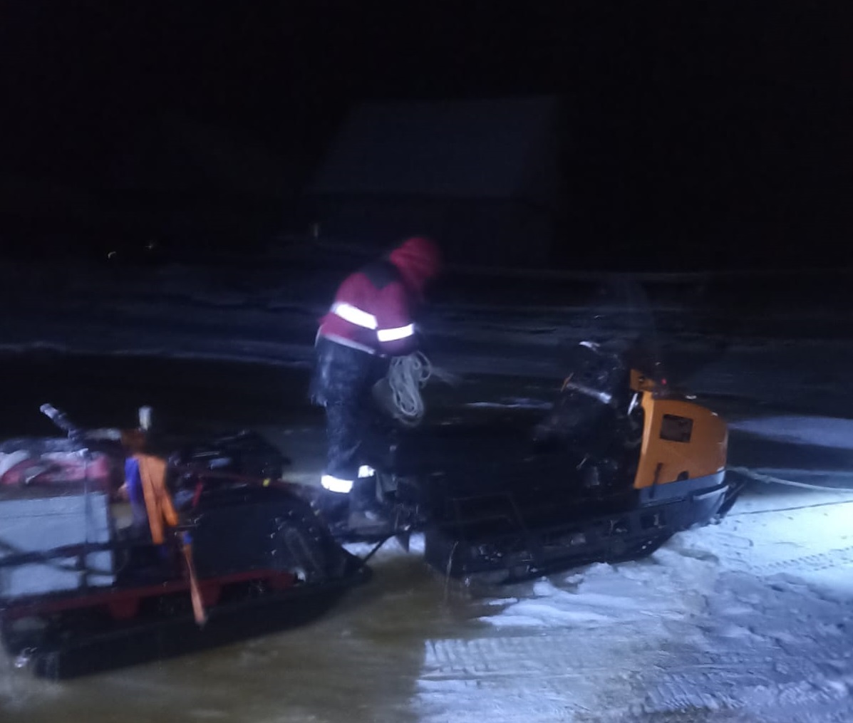 Сотрудники «Онежского Поморья» отогрели рыбаков, которые чуть не утонули в Унской Губе - фото 2