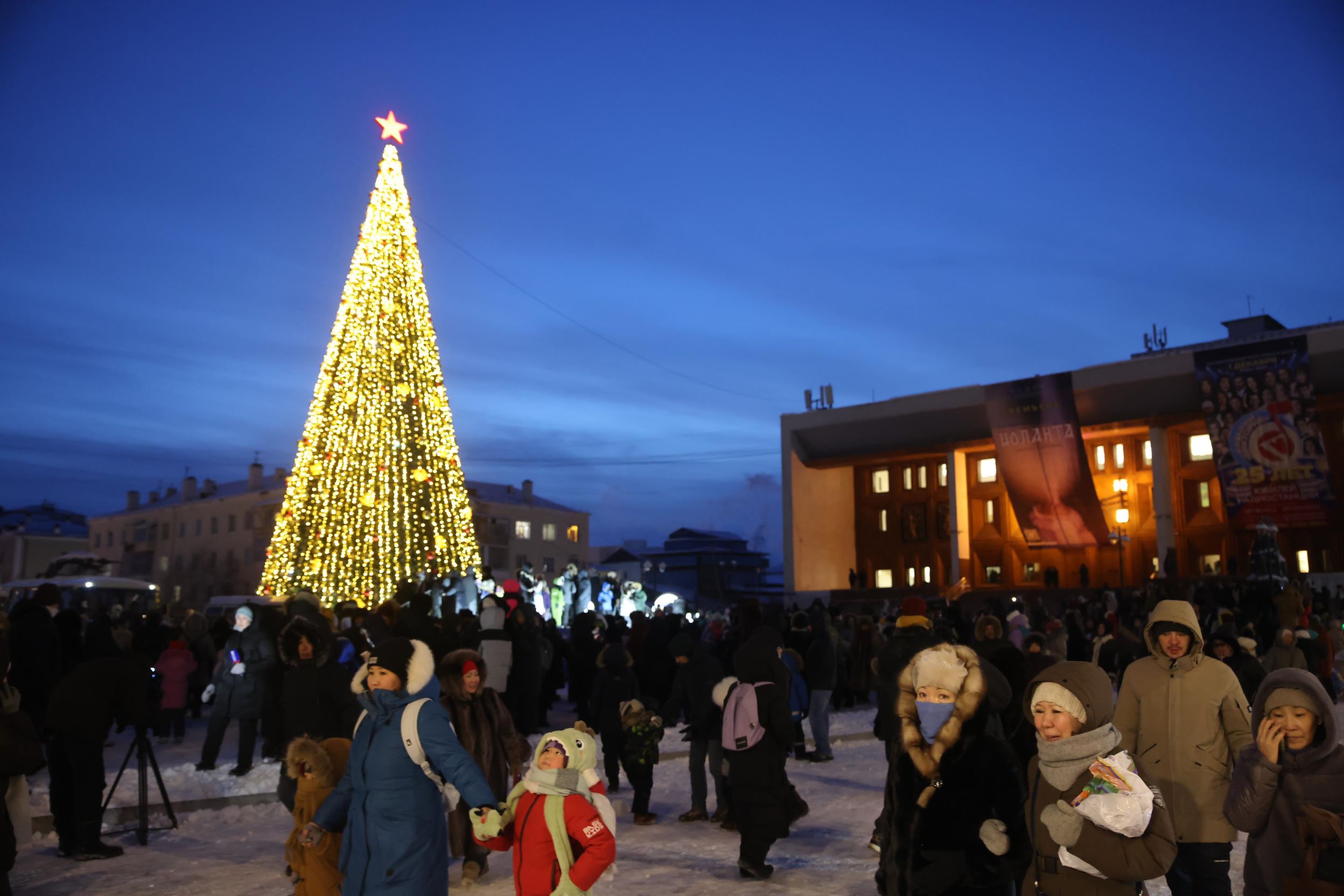 В Якутии зажгли огни первой новогодней ёлки в стране - фото 1