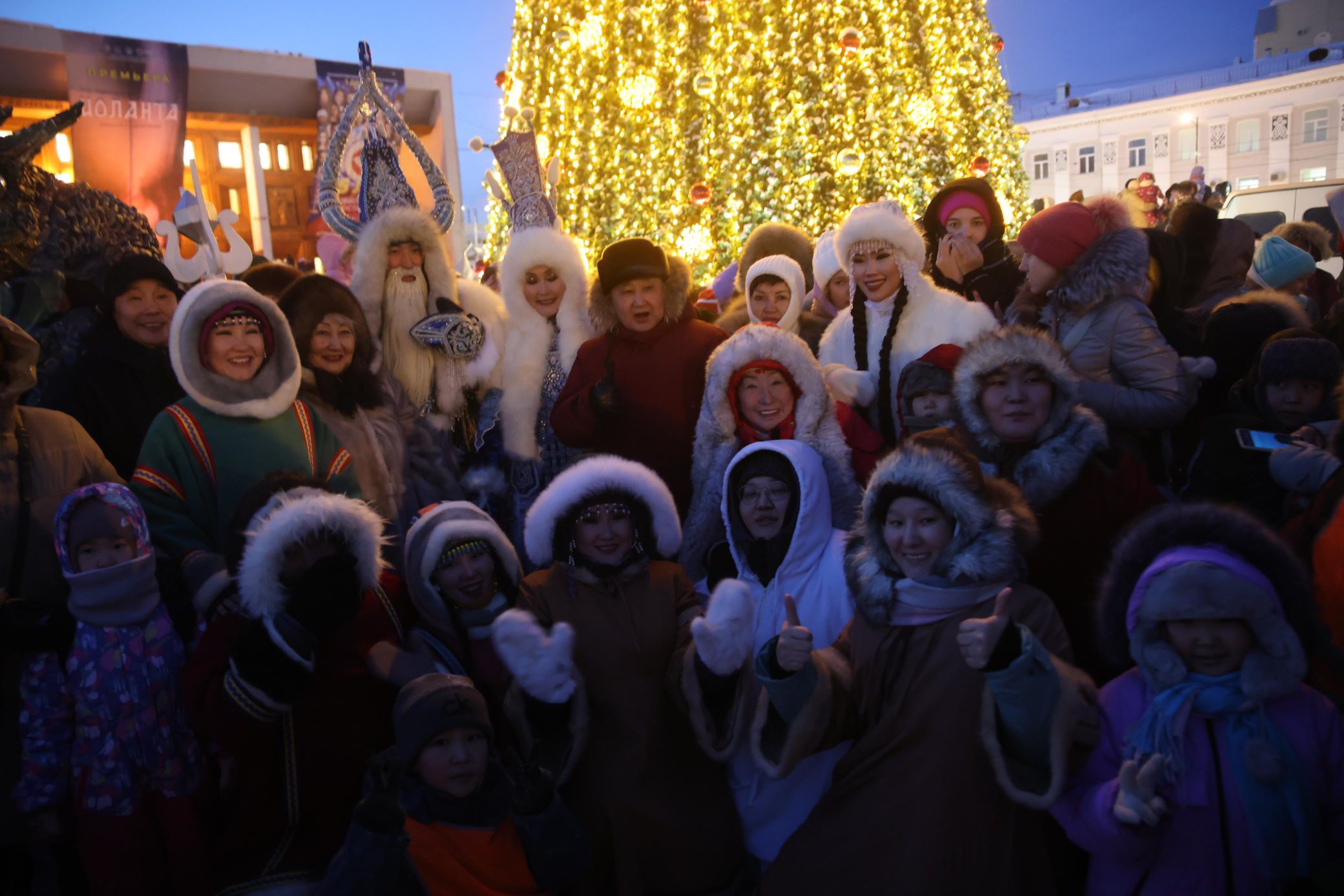 В Якутии зажгли огни первой новогодней ёлки в стране - фото 2
