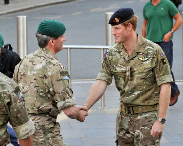 Англия прекратила вывоз своих граждан и союзников из Афганистана и дарит им "крокодиловы слезы" - фото 5