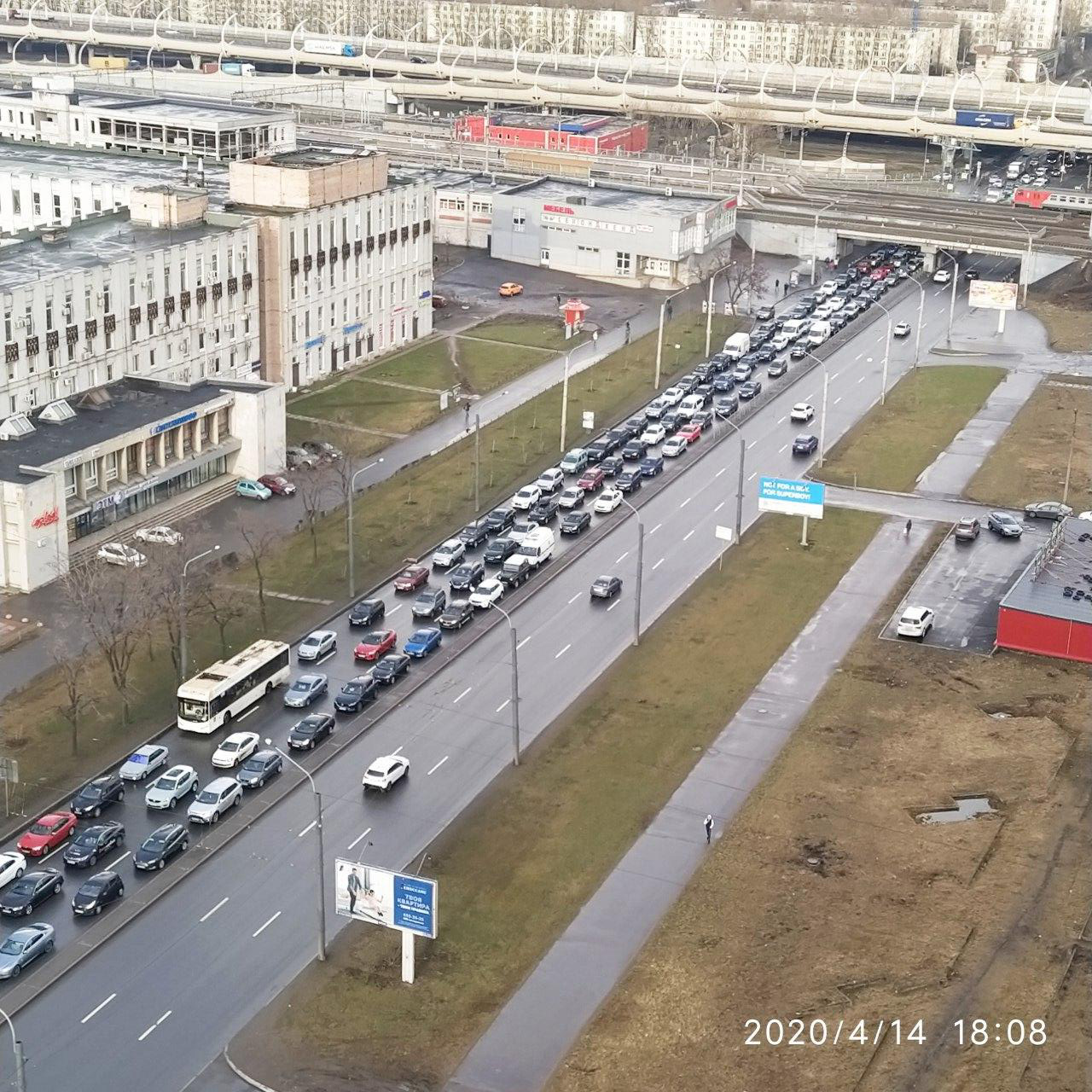  Вчера в Петербурге были пробки, а количество людей на улице почти в «красной» зоне - фото 1