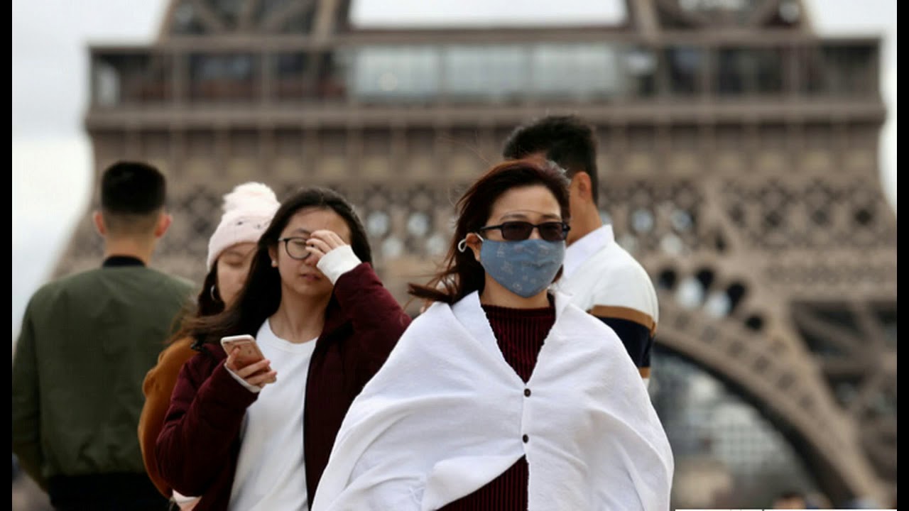 Власти Франции сообщили, что не смогут сдержать коронавирус, им заразятся 50-70% граждан - фото 1