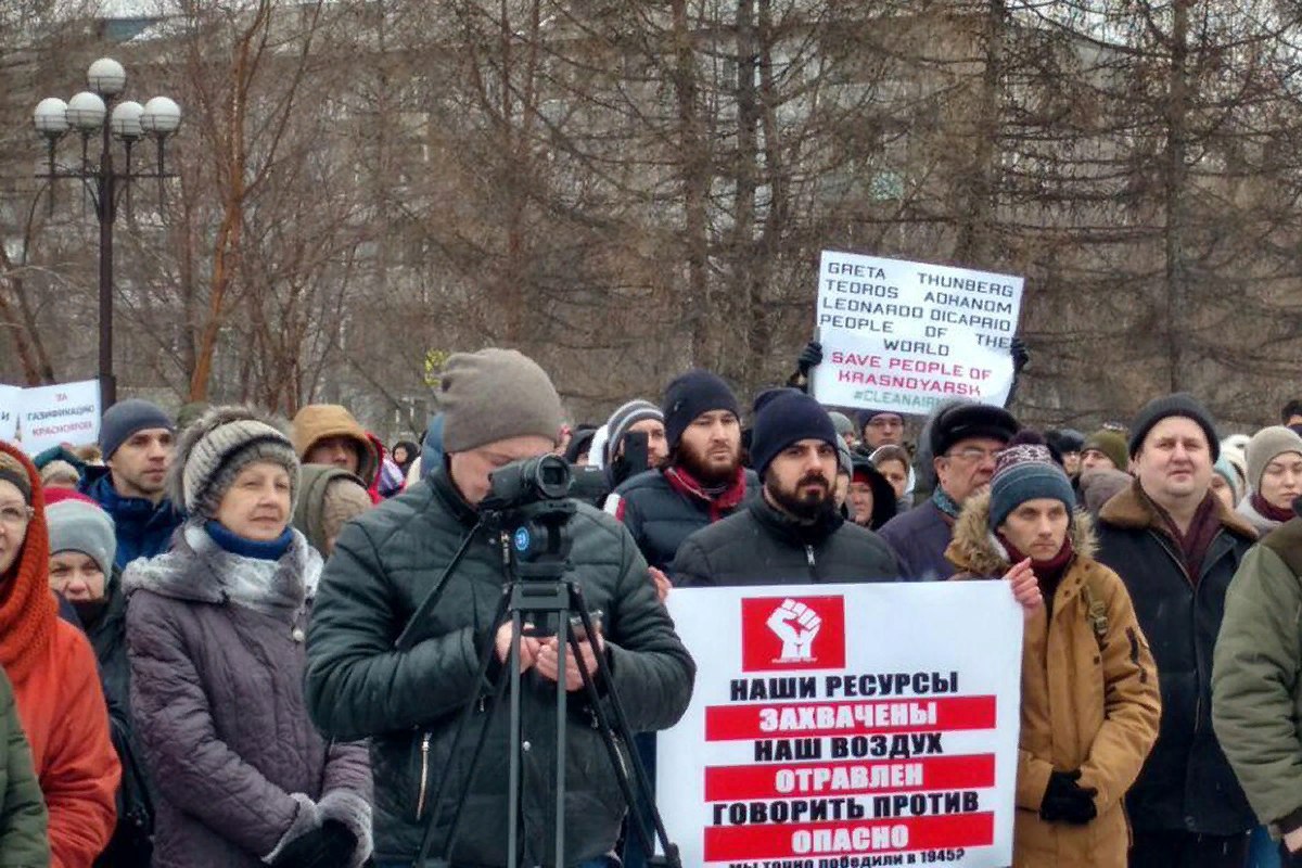 Красноярцы на митинге против «черного неба» потребовали отставки губернатора - фото 2