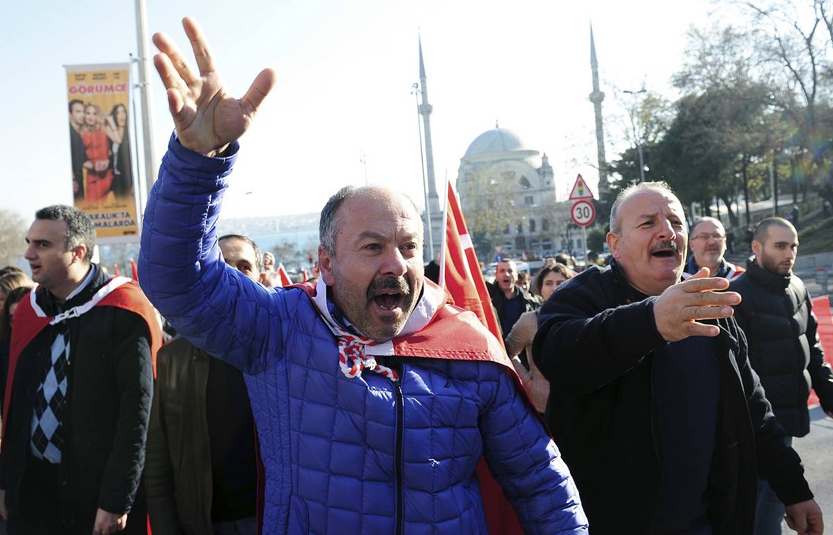 В Стамбуле акция протеста перед воротами Генконсульства РФ. Весенний туристический сезон в Турции для россиян под угрозой - фото 1
