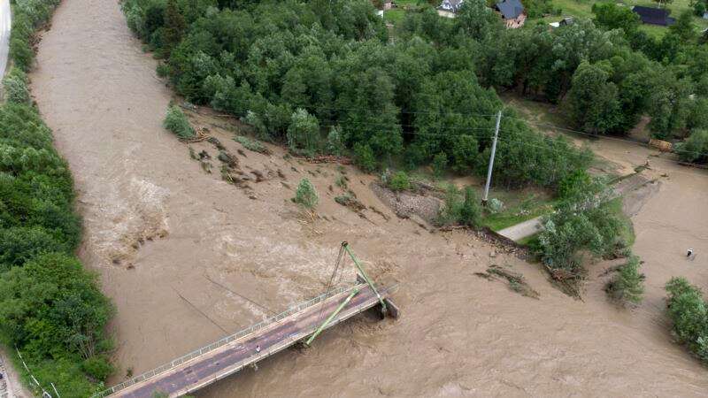 Река Солзан на Байкале снесла мост - фото 1