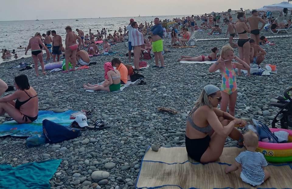Поклонники пляжей Сочи не соблазнились возможностью поездки в Турцию - фото 1