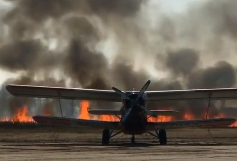 Из-за пала травы едва не сгорел калужский аэродром - фото 1