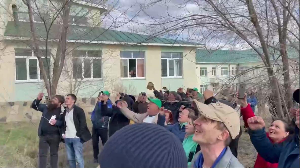 ​В Башкирии более 500 человек вышли на сход в защиту экоактивиста Ильдара Юмагулова - фото 3
