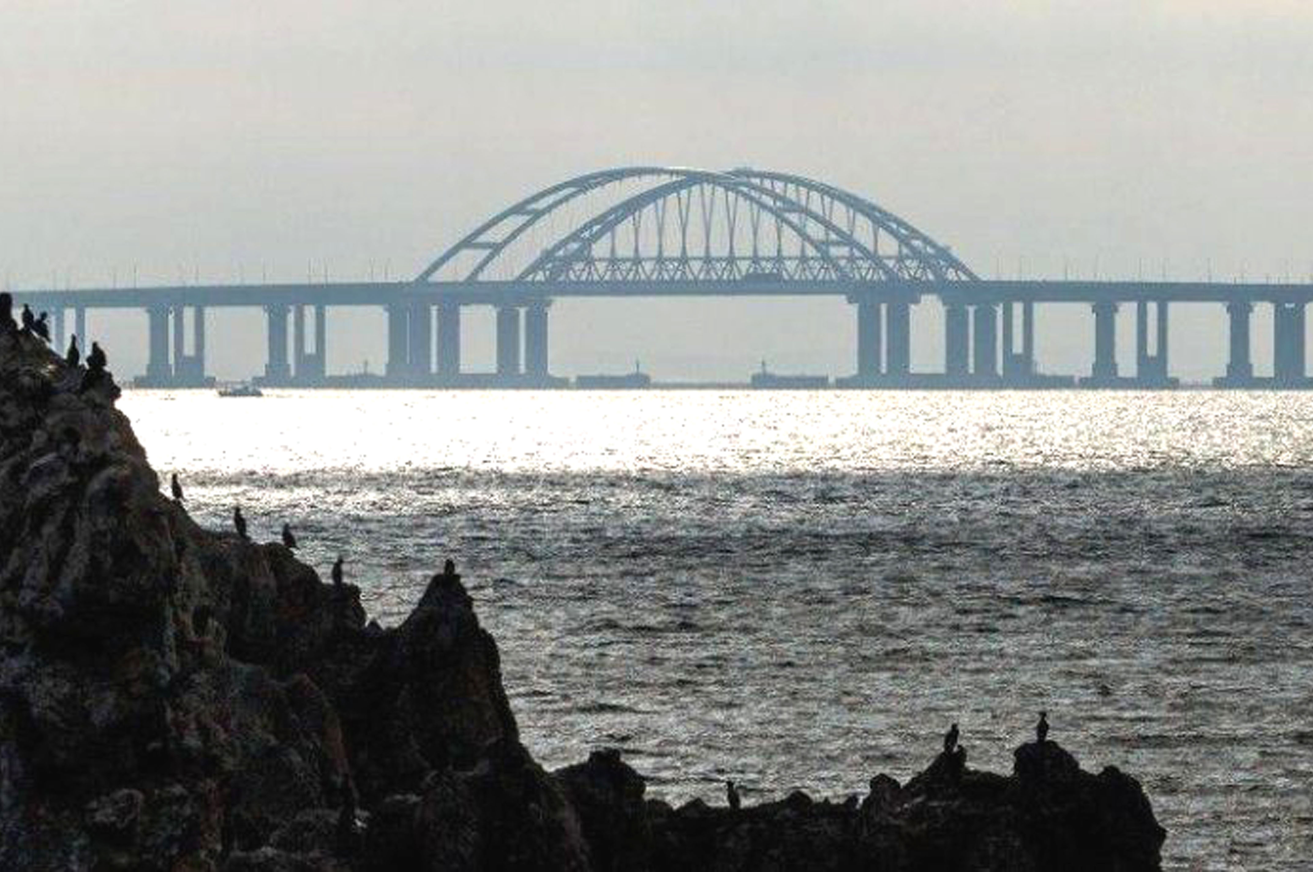 Погода остановила движение по Крымскому мосту - фото 1