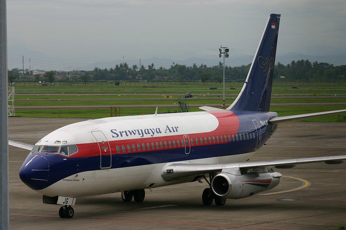 В Индонезии сразу после вылета потеряли связь с пассажирским Boeing 737-500 - фото 1
