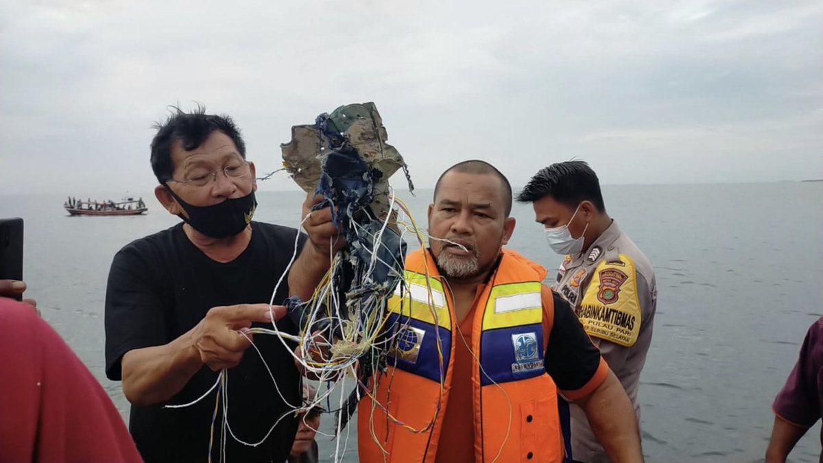 В Индонезии сразу после вылета потеряли связь с пассажирским Boeing 737-500 - фото 2
