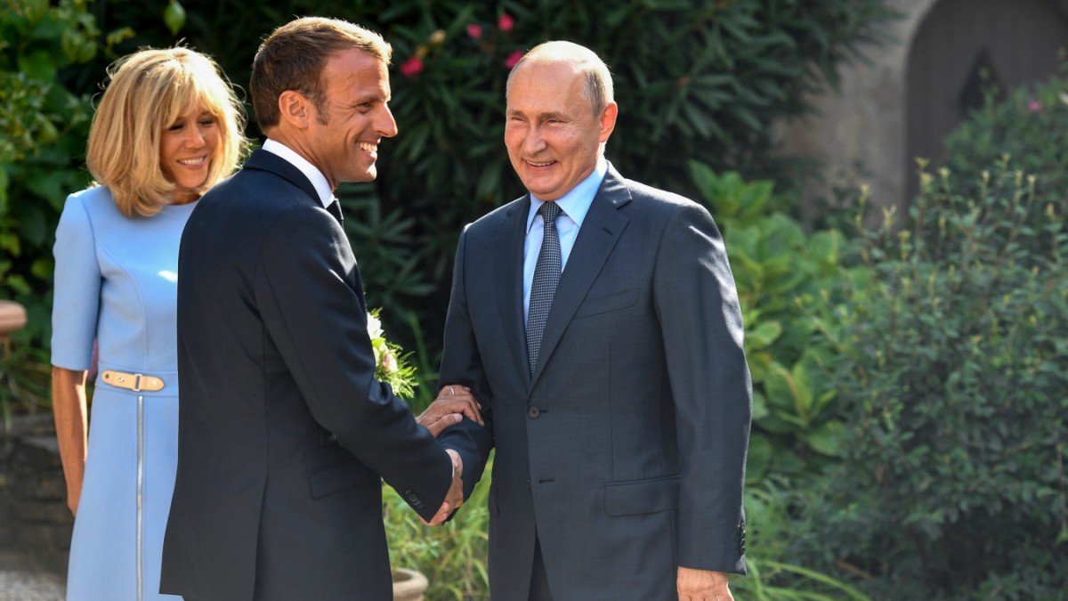 Владимир Путин задал моду общения с дамами во Франции и обсудил с президентом Макроном вопросы климата - фото 1