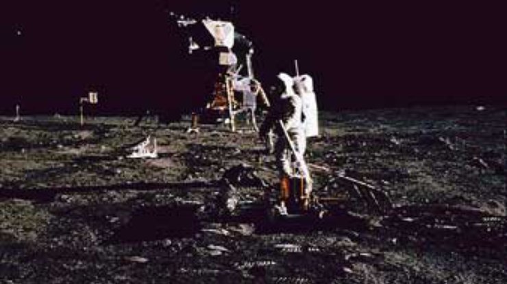 Финал эры космонавтики. 89-летний астронавт Базз Олдрин подрался с журналистом, усомнившимся в реальности его пребывания на Луне - фото 1