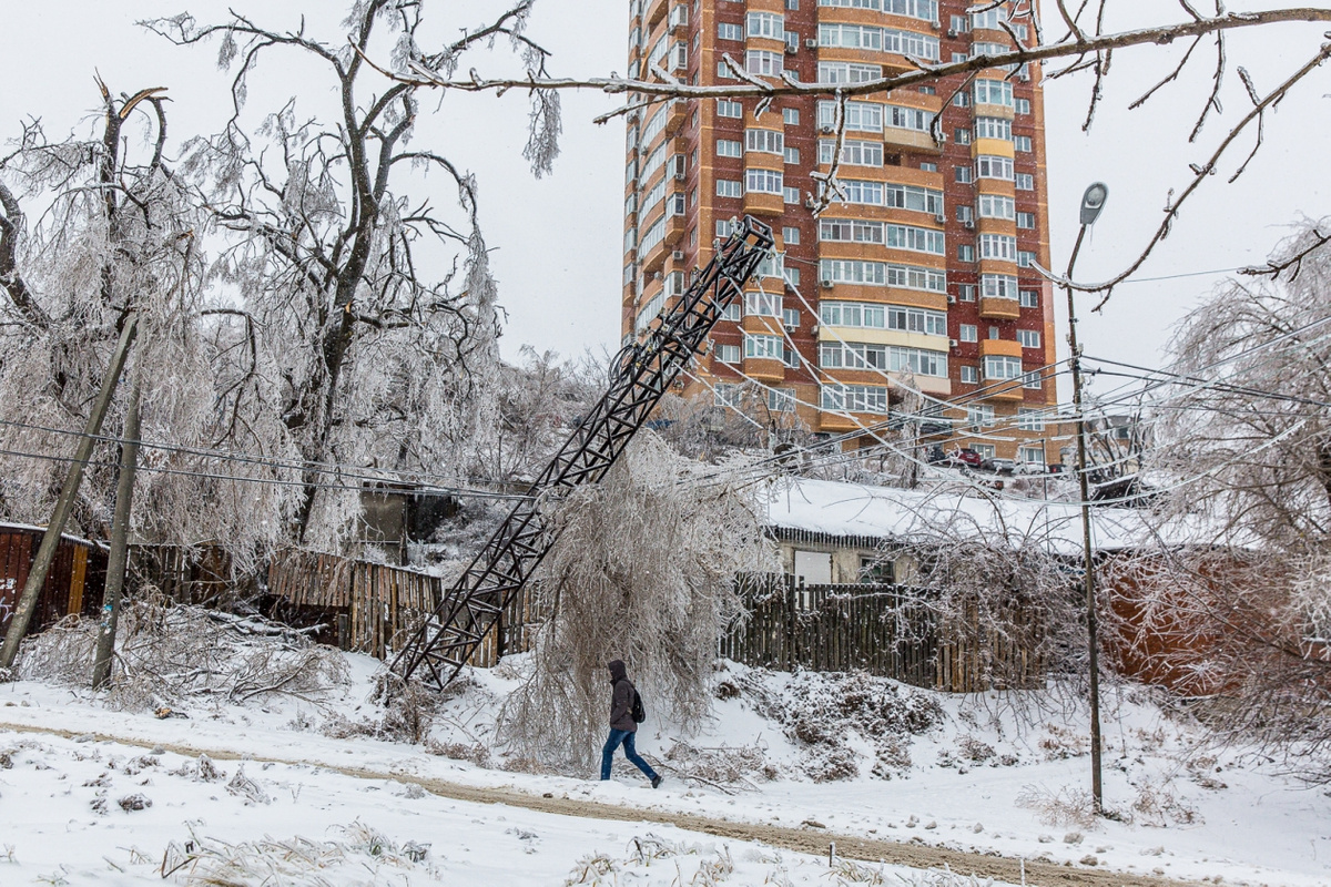 Владивосток из-за природной аномалии превратился в ледяной ад  для жителей, оставшихся без воды, света, тепла и связи - фото 8