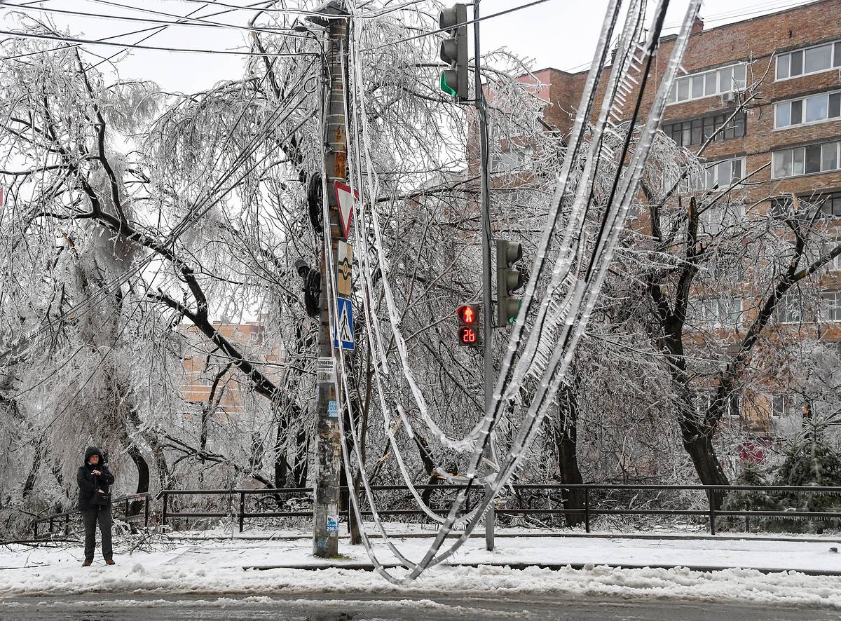 Владивосток из-за природной аномалии превратился в ледяной ад  для жителей, оставшихся без воды, света, тепла и связи - фото 6
