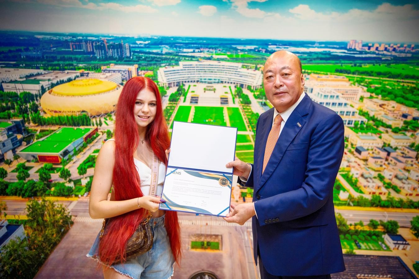 Александра Трусова  посетила индустриальный парк компании Tiens Group  в Китае - фото 2