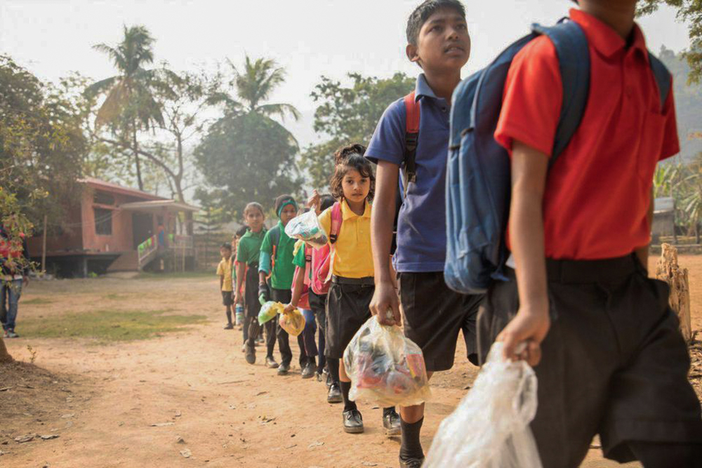 В индийской школе дети платят за уроки пластиковыми отходами - фото 1