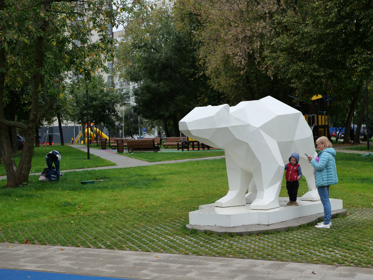 В Медведково установили скульптуры медведей из инновационного бетона столичного производства - фото 1