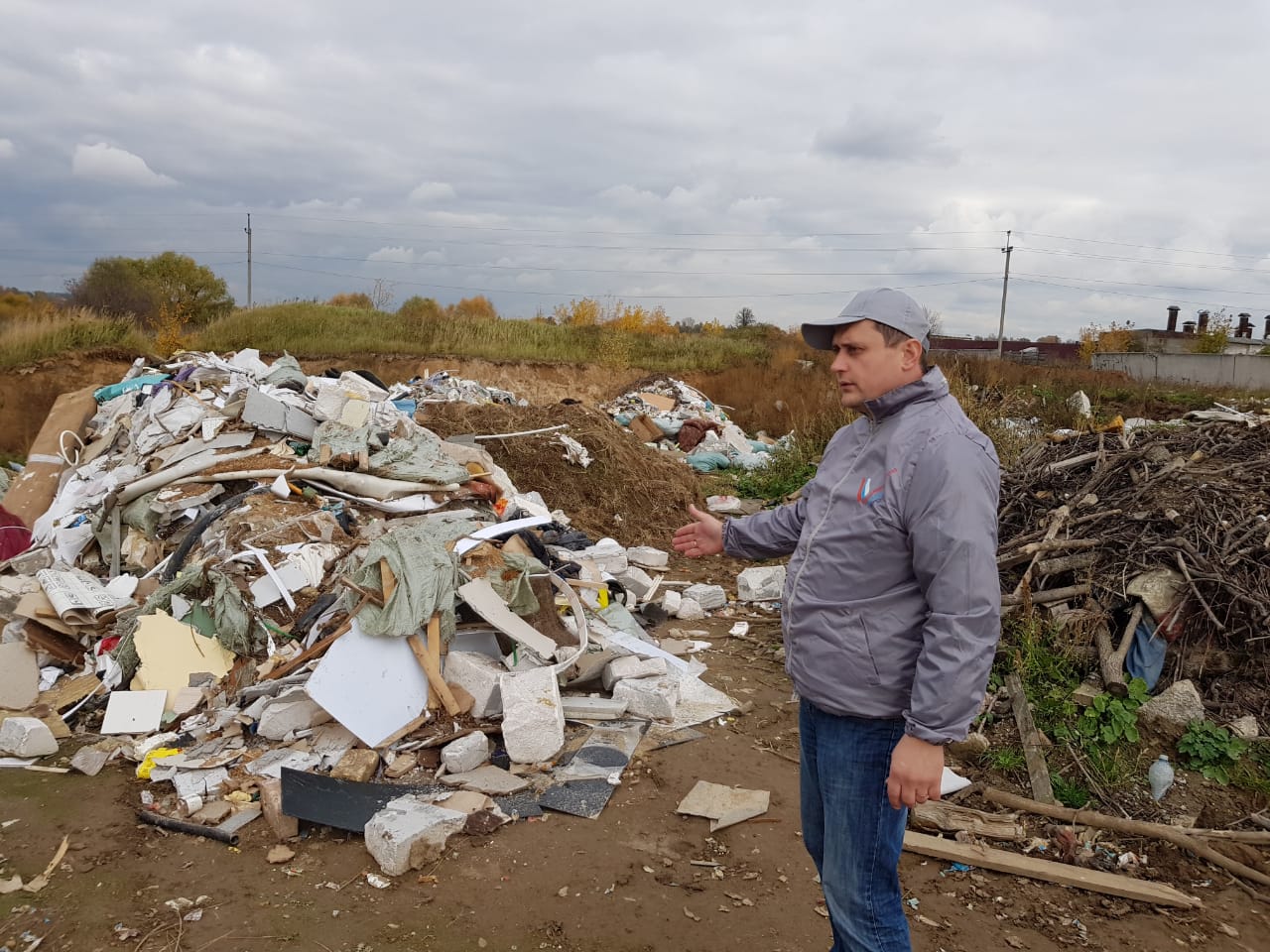 Подмосковные активисты ОНФ обратили внимание властей региона на незаконную свалку площадью 4,5 га в деревне Нижнее Мячково - фото 8