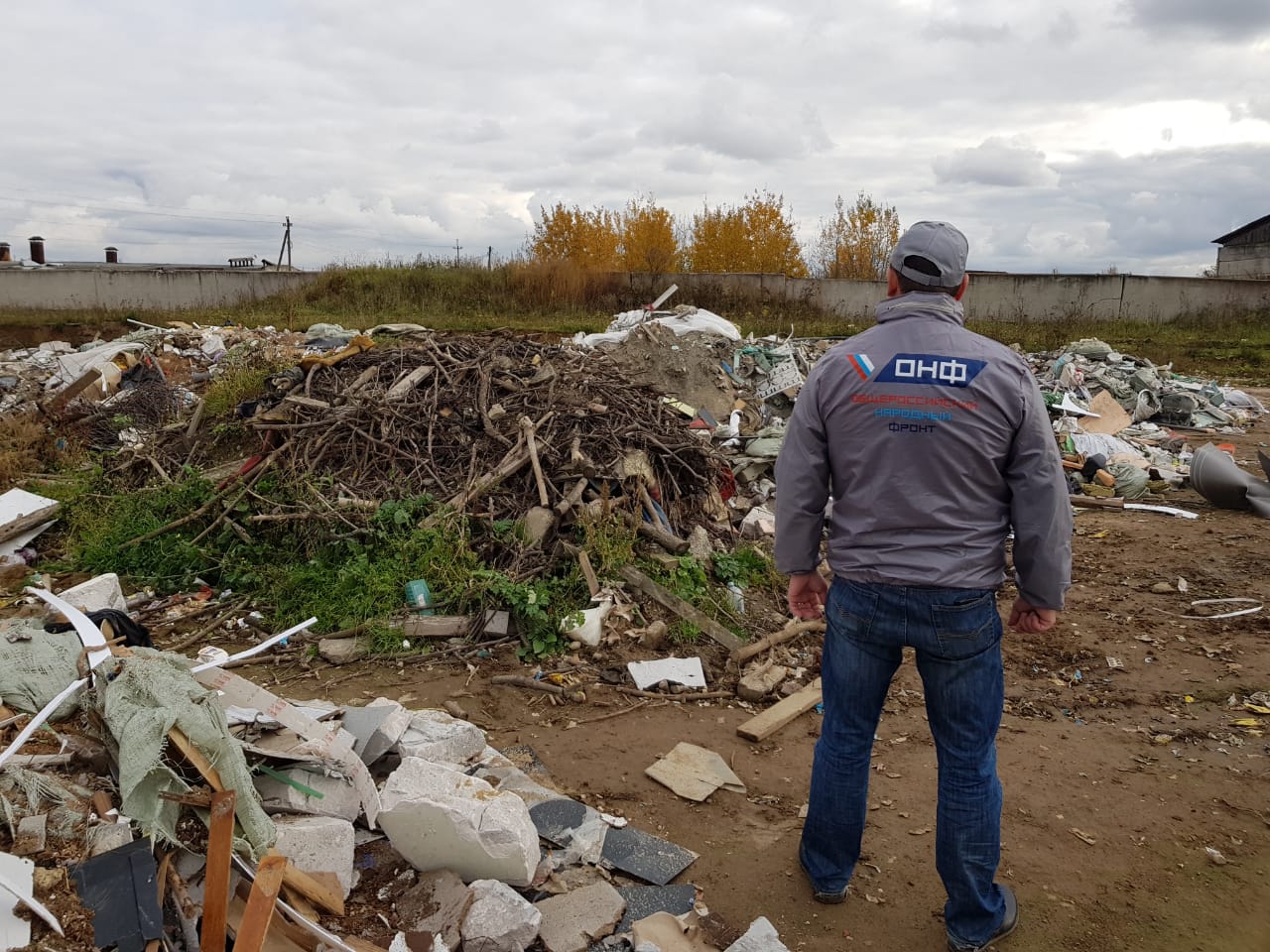 Подмосковные активисты ОНФ обратили внимание властей региона на незаконную свалку площадью 4,5 га в деревне Нижнее Мячково - фото 3