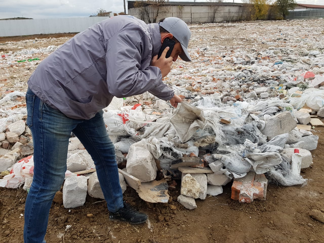 Подмосковные активисты ОНФ обратили внимание властей региона на незаконную свалку площадью 4,5 га в деревне Нижнее Мячково - фото 7