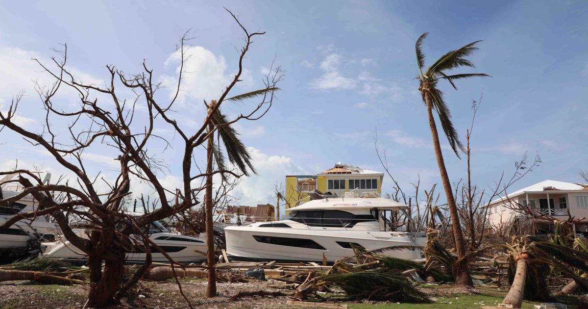 Скорбная дань урагану «Дориан», который  убил на Багамах 43 человека и добрался до Северной Каролины - фото 1