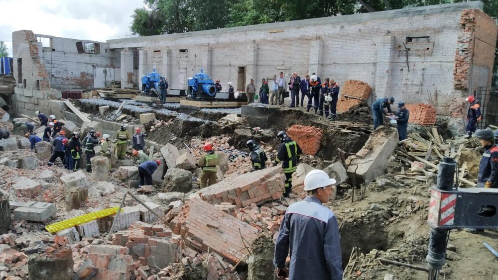 Стена дома рухнула на рабочих в Новосибирске - фото 3