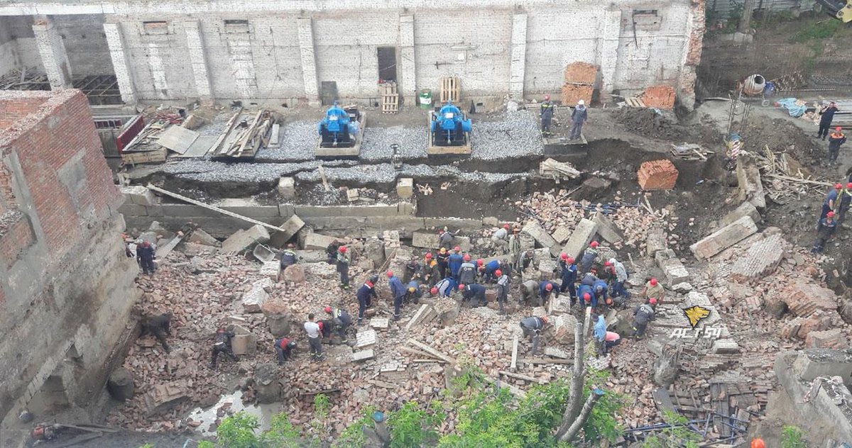 Стена дома рухнула на рабочих в Новосибирске - фото 1