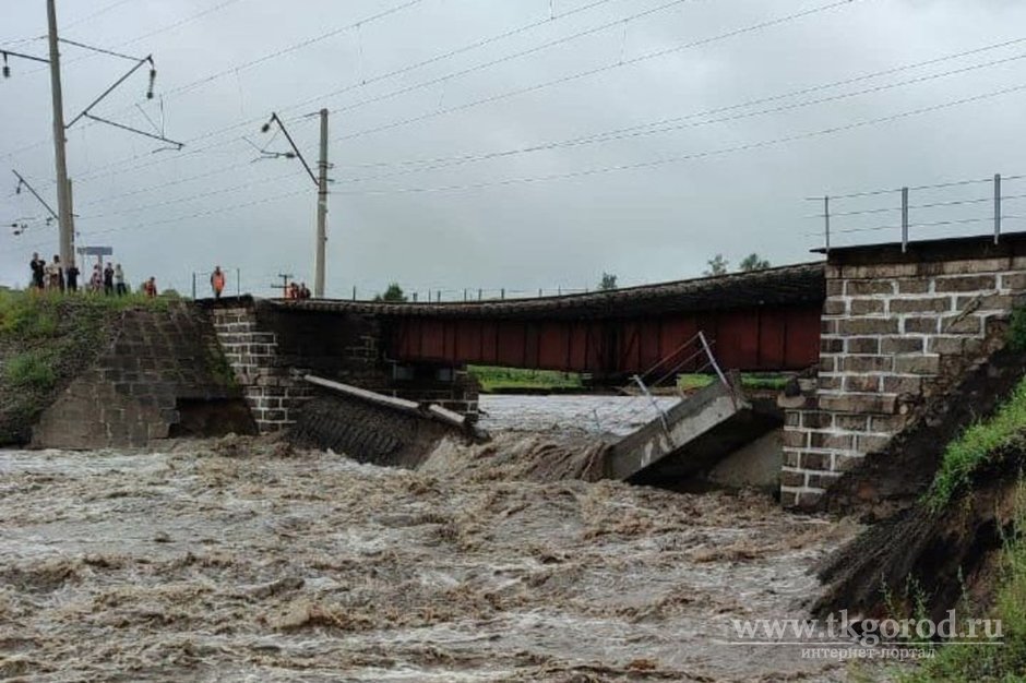 Паводок в Забайкалье привел к обрушению железнодорожного моста - фото 1