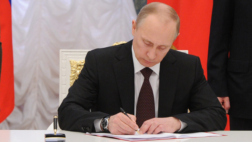 Владимир Путин подписал указ о выплатах 10 тысяч на ребенка в возрасте от 6 лет - фото 1