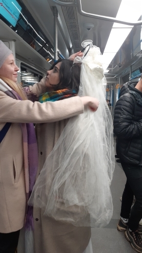 Невеста в московском метро. Картины дня - фото 2