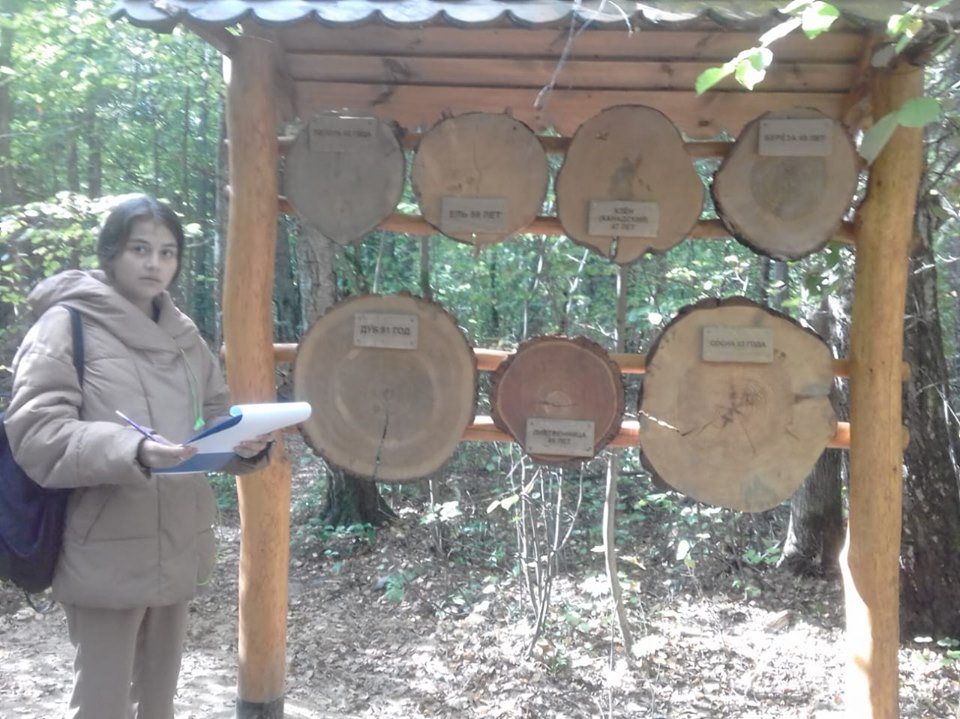 В московском лесопарке по проекту школьницы создали экотропу - фото 8