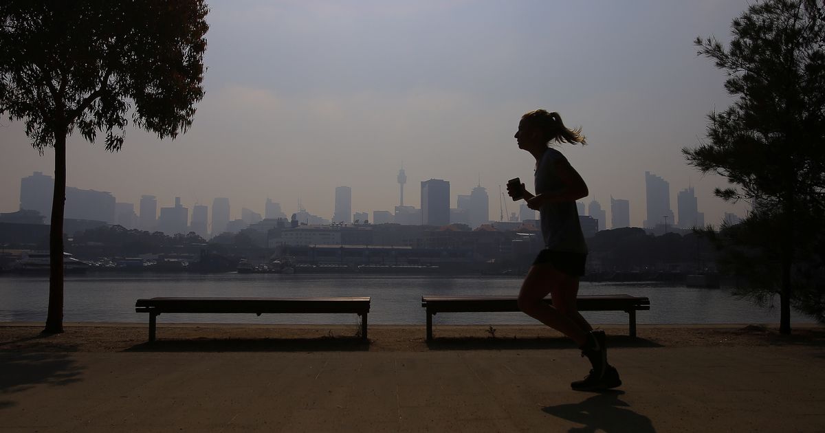 A-thick-unhealthy-smoke-cloud-covers-Sydney-after-a-bushfire