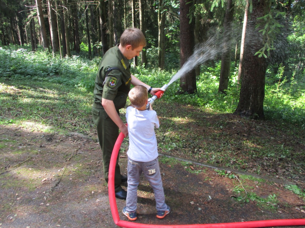 Лесные пожарные смоленщины посетили детский лагерь «Кристаллик» - фото 5