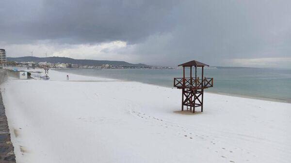 Мэр турецкого города-курорта Чешме поделился в Сети фото с заснеженными пляжами - фото 1