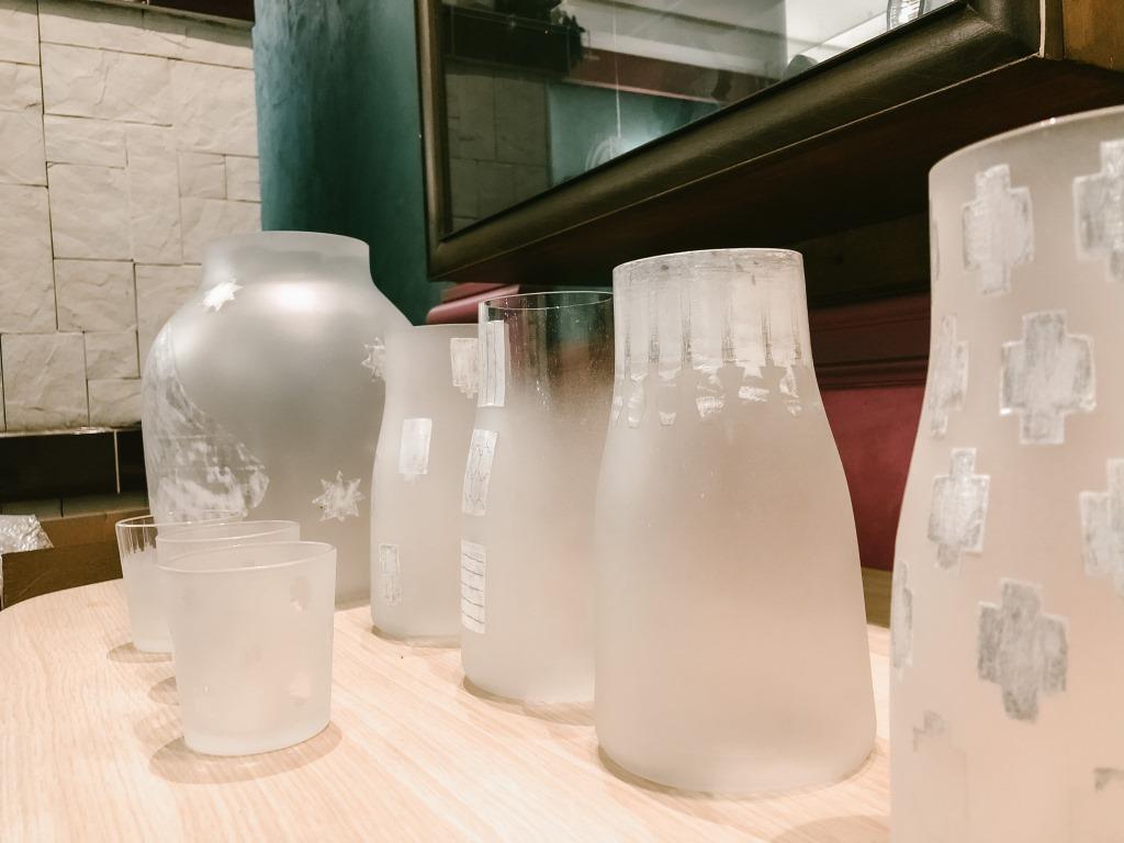 Художница из Санкт-Петербурга представила коллекцию стеклянных ваз и подсвечников, вдохновлённых историей и архитектурой Кенозерья - фото 3
