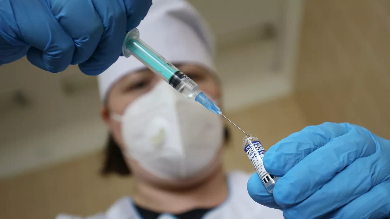 Эффективность вакцины "Спутник V" против "омикрона" оценили в РФПИ - фото 1