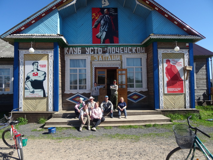 «Ощущение, что приехали в деревню к родственникам»: волонтёры помогли жителям Усть-Почи установить новый туробъект - фото 1