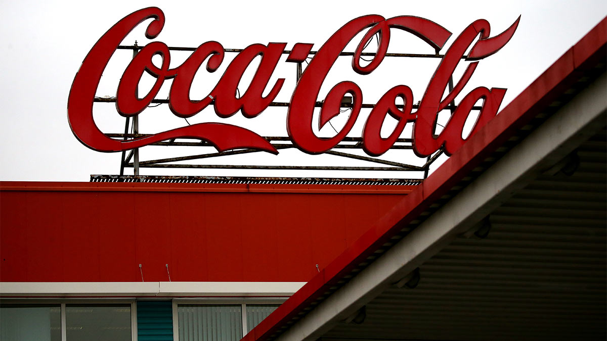 Logotip-na-zdanii-zavoda-Coca-Cola