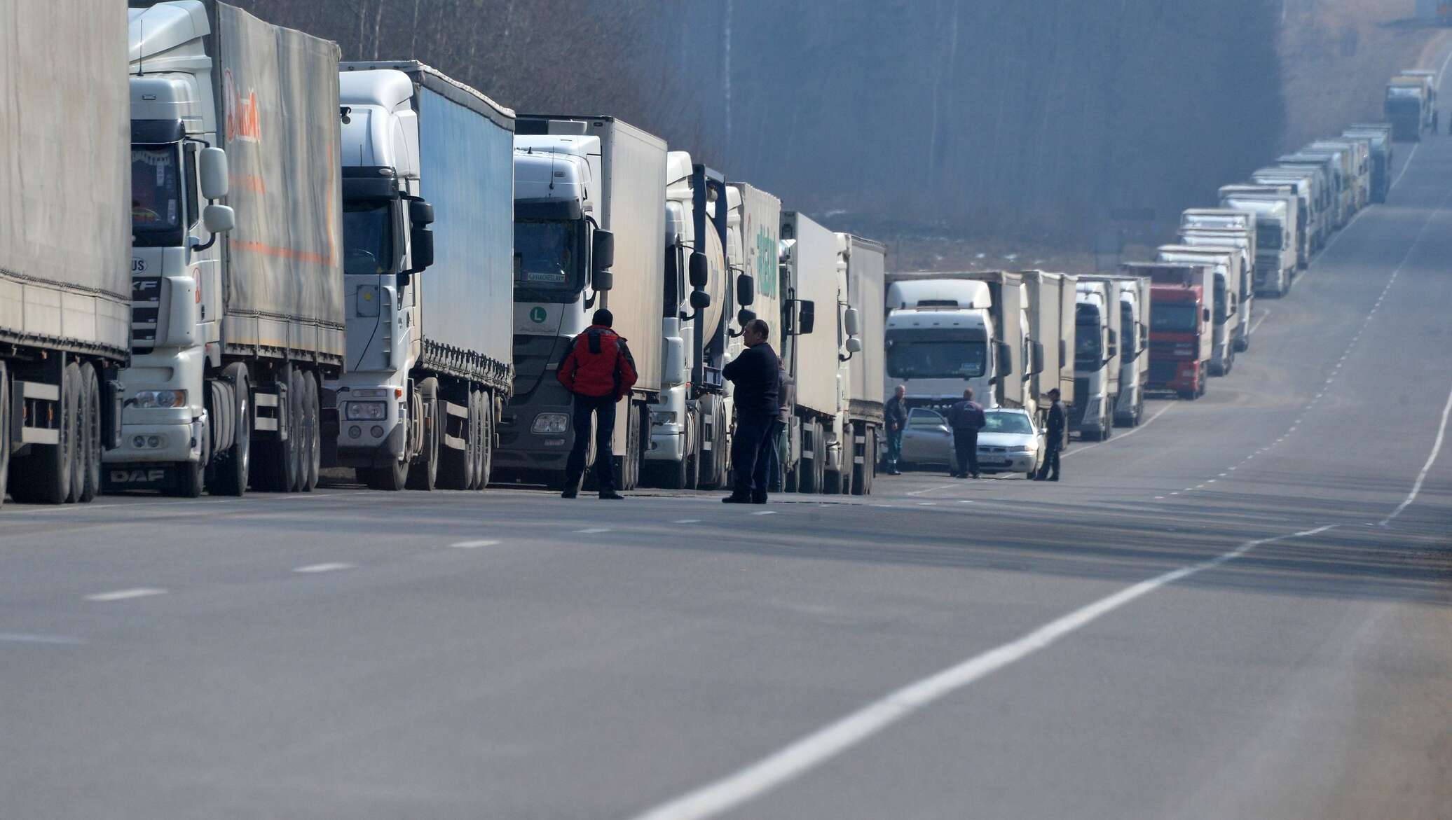 ЕС с 8 апреля прекратил пропуск автотранспорта, зарегистрированного в России и Белоруссии - фото 1