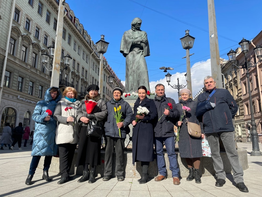 С. Лисовский: Возложение цветов к памятнику Н.В. Гоголя в Петербурге... и неожиданная встреча - фото 2