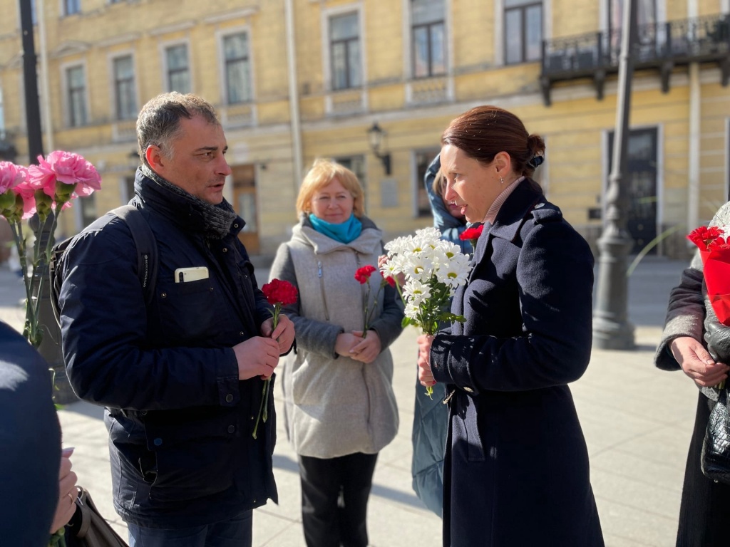 С. Лисовский: Возложение цветов к памятнику Н.В. Гоголя в Петербурге... и неожиданная встреча - фото 1