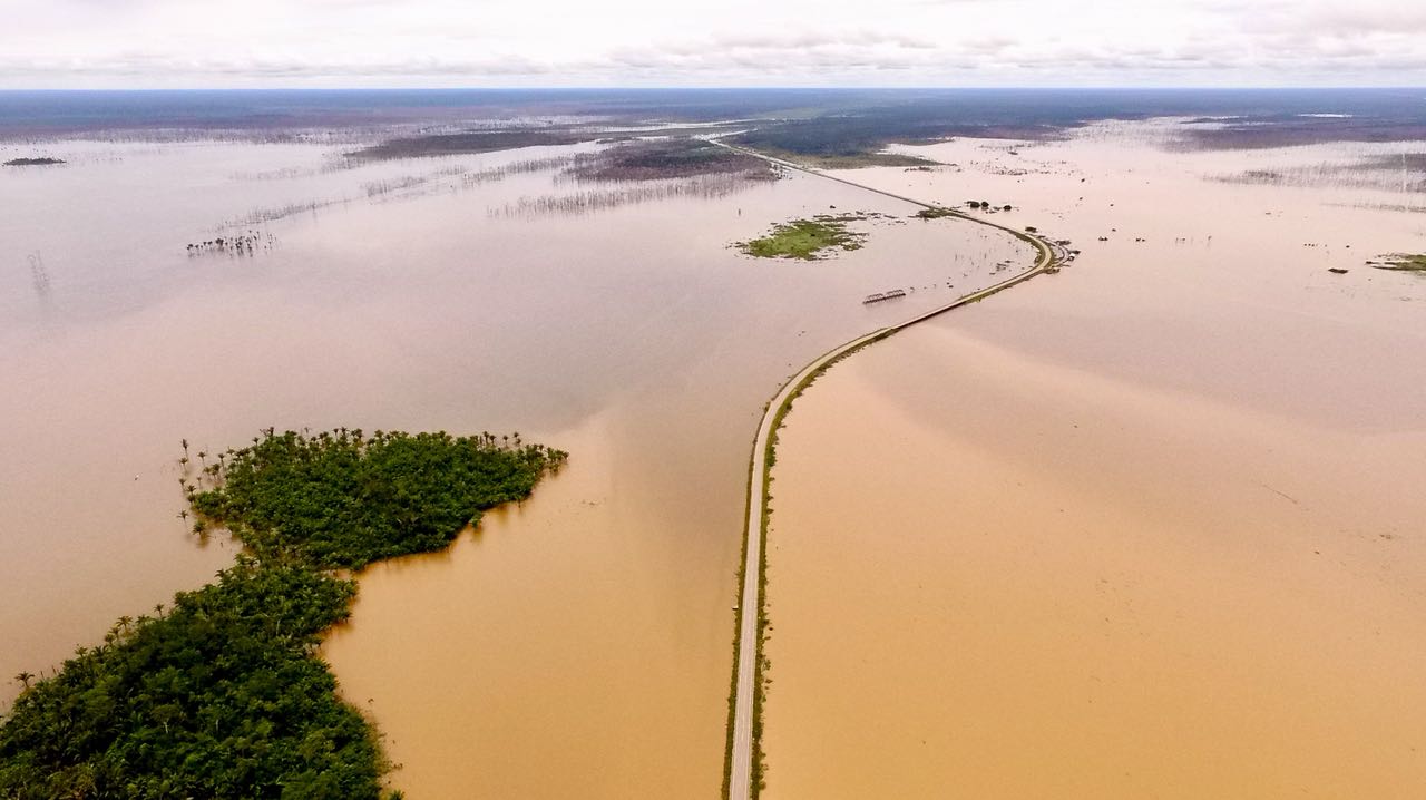 Река Мадейра в Амазонке захвачена более чем 600 незаконными горными плотами и земснарядами - фото 1