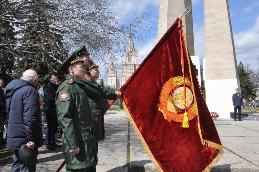 У мемориальной стелы «Вечный огонь» состоялся традиционный митинг МГУ  - фото 4