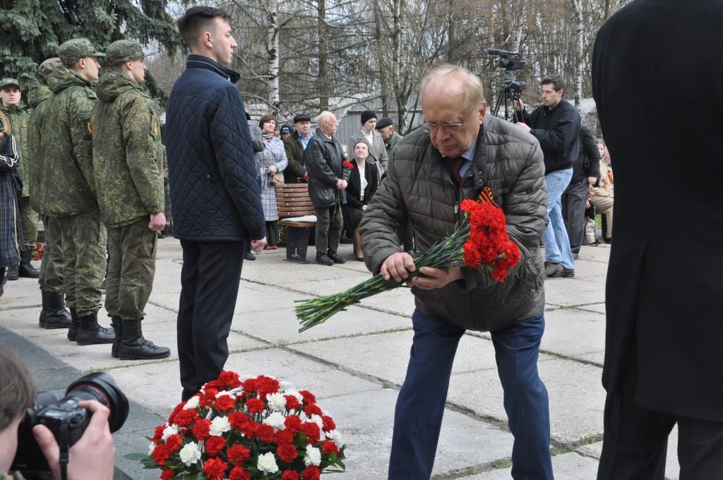 У мемориальной стелы «Вечный огонь» состоялся традиционный митинг МГУ  - фото 9