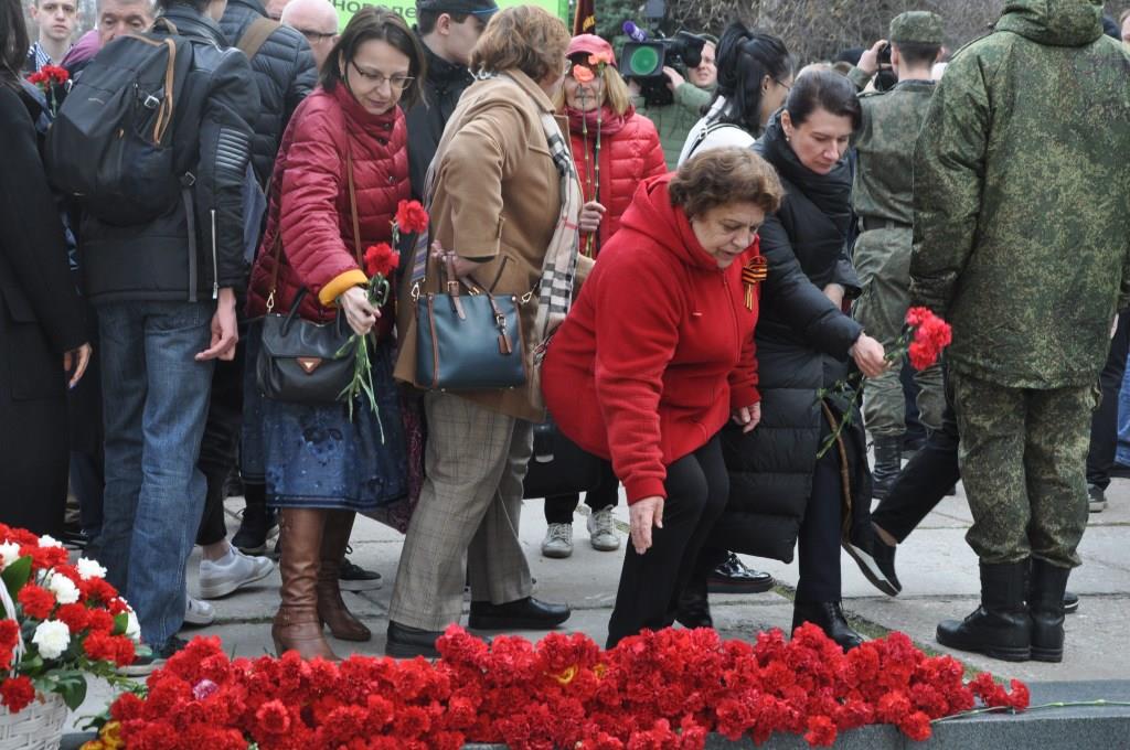 У мемориальной стелы «Вечный огонь» состоялся традиционный митинг МГУ  - фото 12