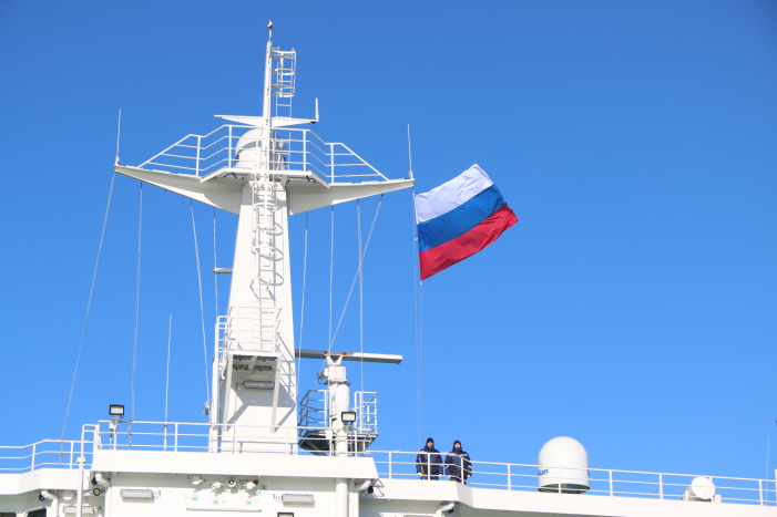 На первом в стране двухтопливном пароме в порту Усть-Луга подняли российский флаг - фото 1