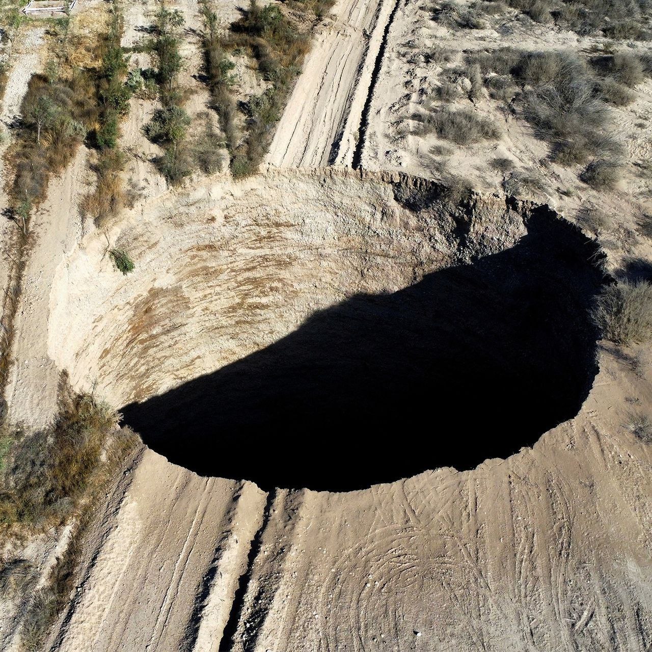 В Чили образовалась огромная дыра в земле - фото 2